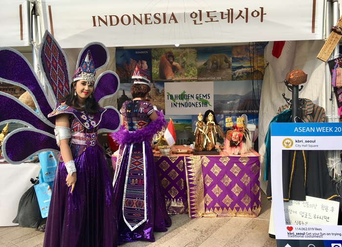 インドネシアブースで伝統衣装を着用しているモデル＝14日、ソウル、田村温子撮影